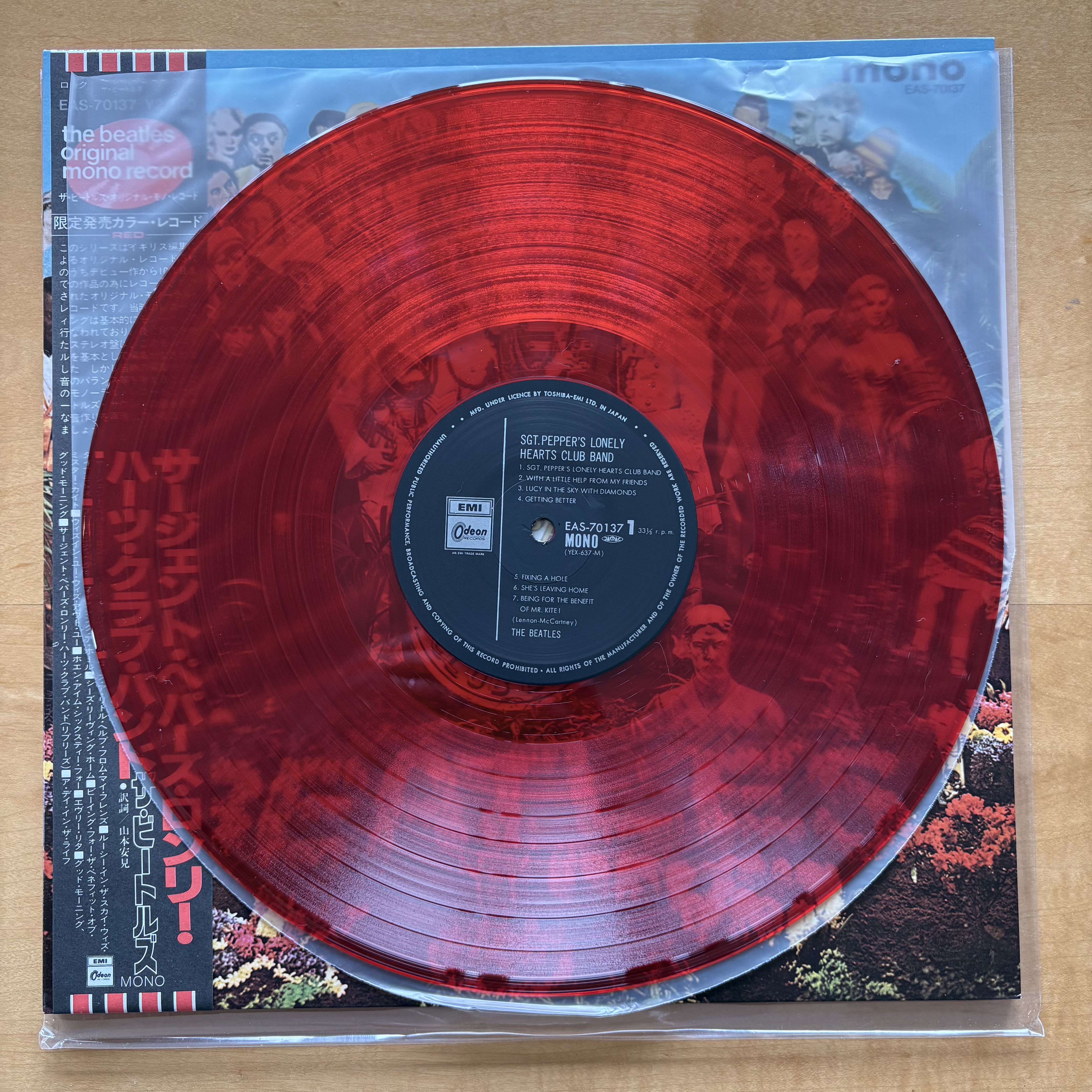 빨간 투명 모노럴 반의 반면