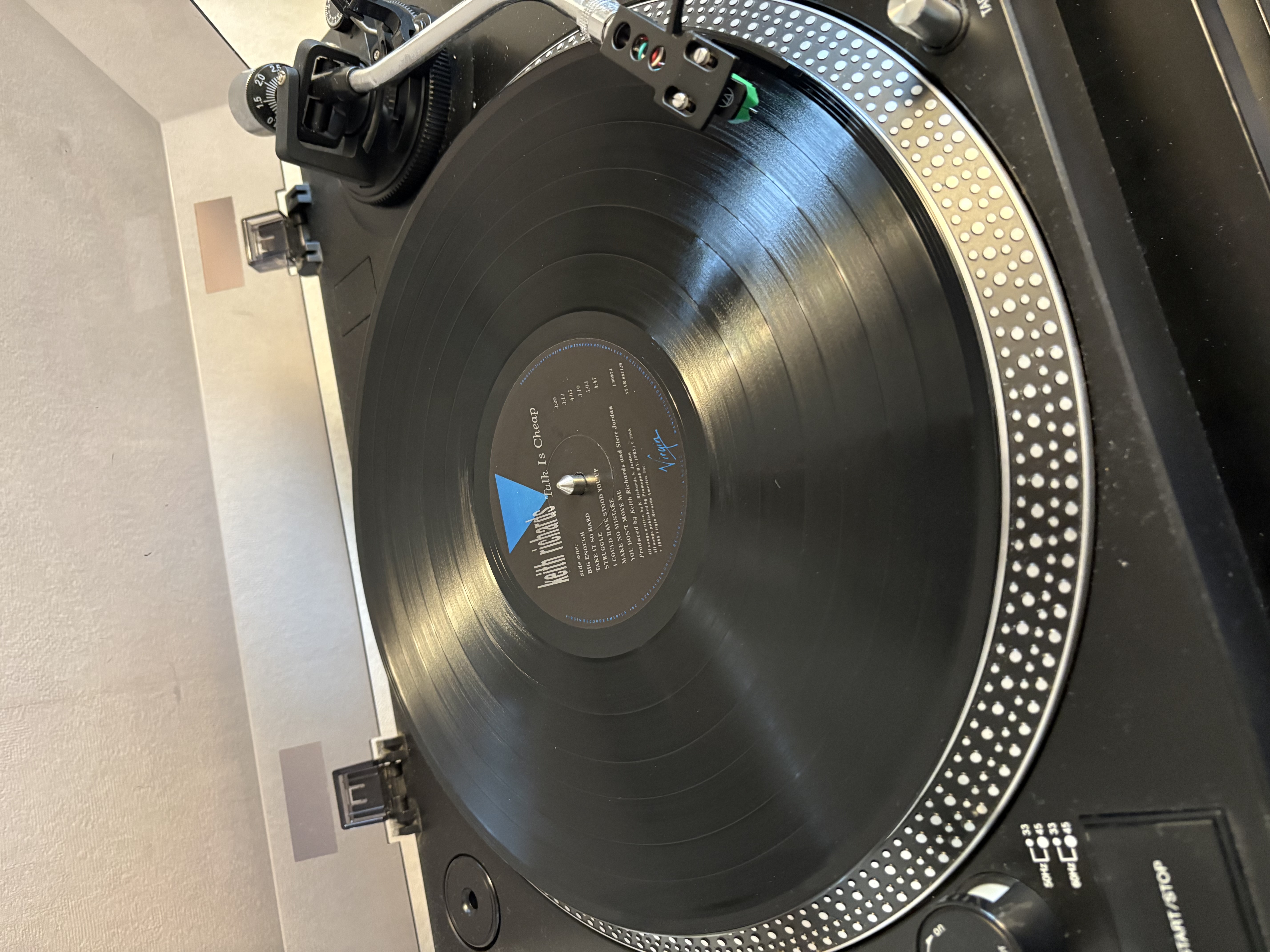 턴테이블에서 돌아가는 Keith Richards『Talk Is Cheap』의 LP